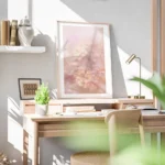 affiche de fleurs douces aux couleurs peche et rose avec un effet flou creant un bureau.webp