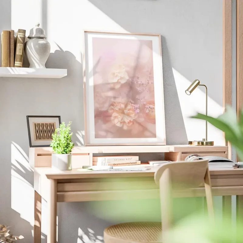 affiche de fleurs douces aux couleurs peche et rose avec un effet flou creant un bureau.webp