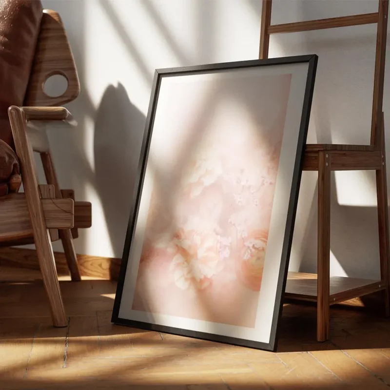 affiche de fleurs douces aux couleurs peche et rose avec un effet flou creant un encadre.webp