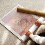 affiche de fleurs douces aux couleurs peche et rose avec un effet flou creant un enroule.webp