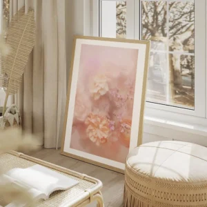 affiche de fleurs douces aux couleurs peche et rose avec un effet flou creant un salon beige.webp
