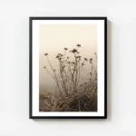 affiche de fleurs fanees et de vegetation seche sur fond clair avec une bordure avec cadre.webp