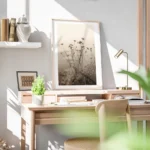 affiche de fleurs fanees et de vegetation seche sur fond clair avec une bordure bureau.webp