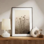 affiche de fleurs fanees et de vegetation seche sur fond clair avec une bordure meuble.webp