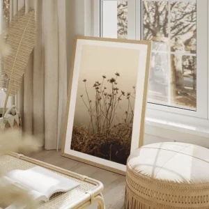 affiche de fleurs fanees et de vegetation seche sur fond clair avec une bordure salon beige.webp