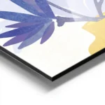 affiche de fleurs indigo dans un vase jaune dessin simple de kristian gallagher aluminium.webp