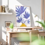 affiche de fleurs indigo dans un vase jaune dessin simple de kristian gallagher bureau.webp