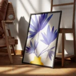 affiche de fleurs indigo dans un vase jaune dessin simple de kristian gallagher encadre.webp