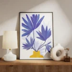 affiche de fleurs indigo dans un vase jaune dessin simple de kristian gallagher meuble.webp