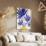affiche de fleurs indigo dans un vase jaune dessin simple de kristian gallagher salon.webp