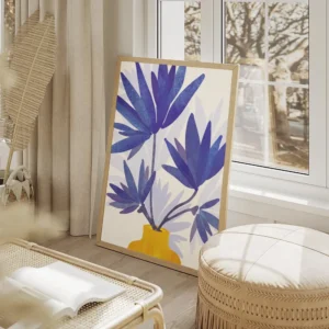 affiche de fleurs indigo dans un vase jaune dessin simple de kristian gallagher salon beige.webp