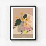 affiche de fleurs jaunes dans un vase beige avec des motifs bleus a cote dune pa avec cadre.webp