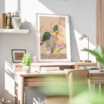 affiche de fleurs jaunes dans un vase beige avec des motifs bleus a cote dune pa bureau.webp