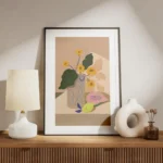 affiche de fleurs jaunes dans un vase beige avec des motifs bleus a cote dune pa meuble.webp