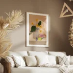affiche de fleurs jaunes dans un vase beige avec des motifs bleus a cote dune pa salon.webp