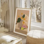 affiche de fleurs jaunes dans un vase beige avec des motifs bleus a cote dune pa salon beige.webp