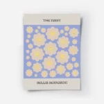 affiche de fleurs marguerite jaune souriantes sur fond bleu avec le texte the da.webp