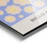 affiche de fleurs marguerite jaune souriantes sur fond bleu avec le texte the da aluminium.webp