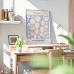 affiche de fleurs marguerite jaune souriantes sur fond bleu avec le texte the da bureau.webp