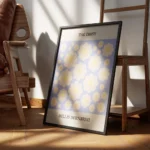 affiche de fleurs marguerite jaune souriantes sur fond bleu avec le texte the da encadre.webp