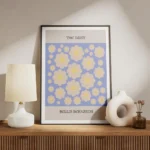 affiche de fleurs marguerite jaune souriantes sur fond bleu avec le texte the da meuble.webp