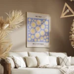 affiche de fleurs marguerite jaune souriantes sur fond bleu avec le texte the da salon.webp