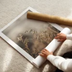 affiche de fleurs marron sechees avec des fils blancs et un arriere plan flou enroule.webp