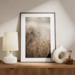 affiche de fleurs marron sechees avec des fils blancs et un arriere plan flou meuble.webp