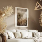 affiche de fleurs marron sechees avec des fils blancs et un arriere plan flou salon.webp