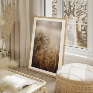 affiche de fleurs marron sechees avec des fils blancs et un arriere plan flou salon beige.webp