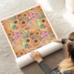 affiche de fleurs orange et roses feuilles et poires vertes sur fond orange avec au sol.webp