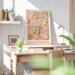 affiche de fleurs orange et roses feuilles et poires vertes sur fond orange avec bureau.webp