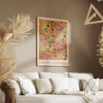 affiche de fleurs orange et roses feuilles et poires vertes sur fond orange avec salon.webp