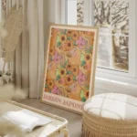 affiche de fleurs orange et roses feuilles et poires vertes sur fond orange avec salon beige.webp